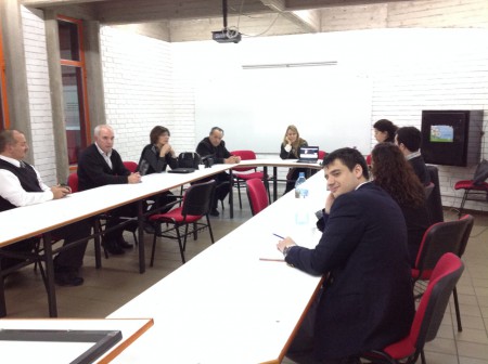 En pleno debate propuesto por los exponetes del Taller Juan Pablo Aldao y Carolina Castro.